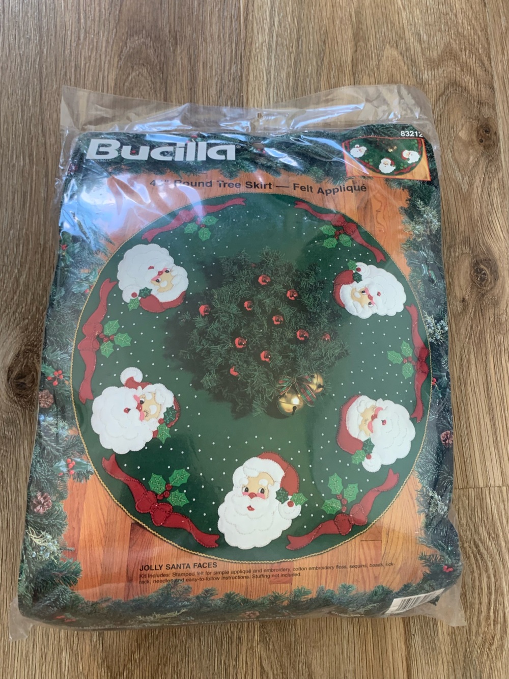 Bucilla Santa Face 43" Round Christmas Tree Skirt Kit -Felt Applique #83212 Vtg
